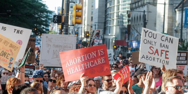 Florida, corte nega aborto a 16enne: “Non è matura per decidere”