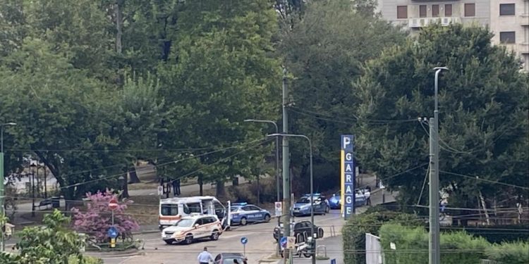 Milano, 22enne accoltellata in piazza della Repubblica