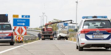 Migranti, in Austria furgone si ribalta durante fuga: 3 morti e 7 feriti