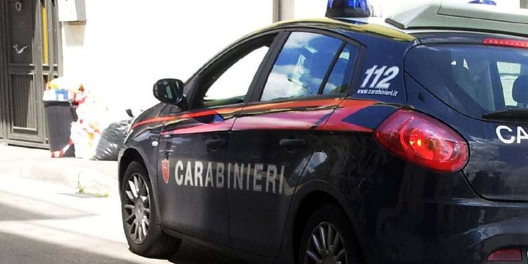 Venezia, accoltella l’ex moglie e poi si suicida con una balestra