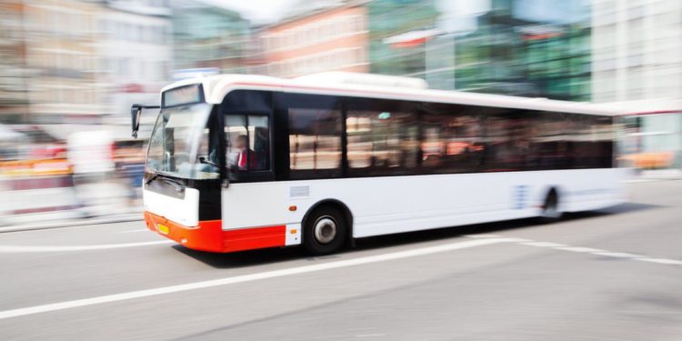 Bonus trasporti pubblici 2022, studenti e lavoratori: come ottenerlo, domanda online