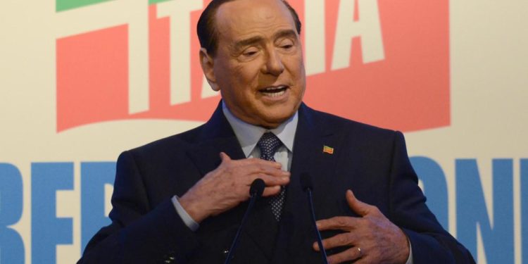 Via Mattarella con presidenzialismo, bufera su Berlusconi