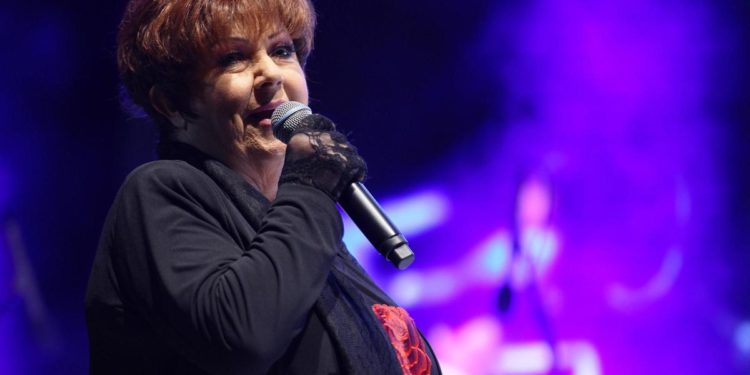 Orietta Berti: “Drone su spettatrice? Per fortuna signora sta bene”