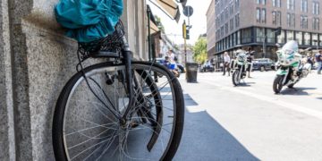 Milano, donna travolta su marciapiedi da bici che fugge: è grave