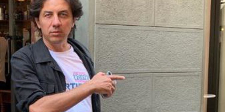 Marco Cappato in caserma, autodenuncia per aiuto suicidio Elena
