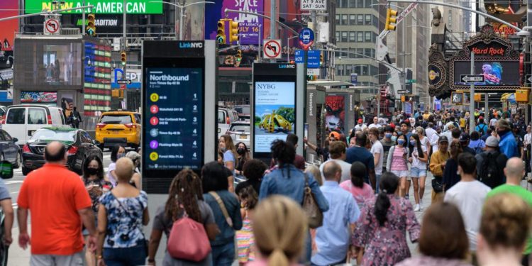 Covid, Fauci: “Non è finito, ci prende in giro da due anni”