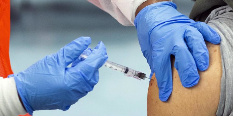 Covid, quarta dose vaccino protegge da contagio: lo studio