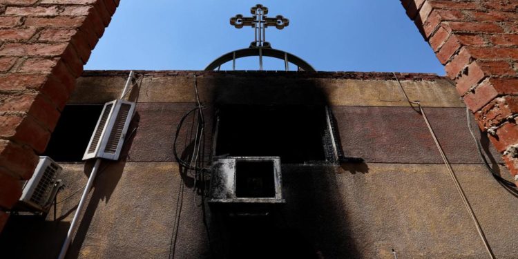 Egitto, incendio nella chiesa copta di Abu Seifein: 41 morti