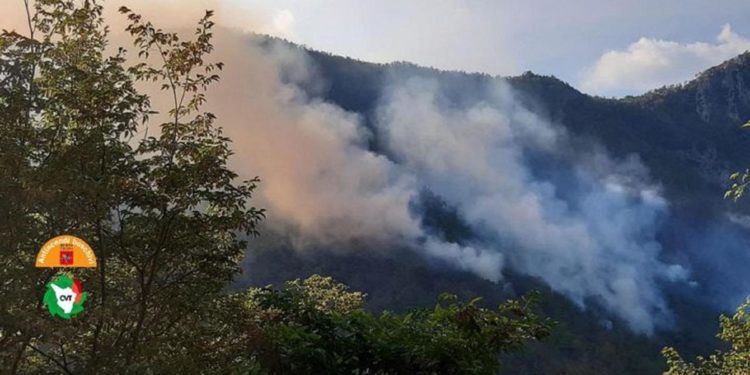 Incendi, in fiamme 60 ettari di bosco a Bagni di Lucca