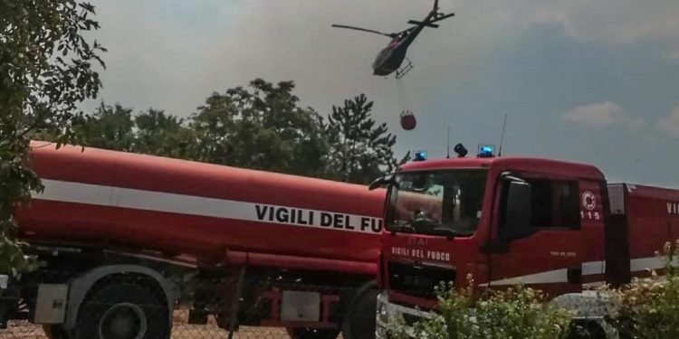 Incendi, ancora fiamme sul Carso: chiuse autostrada e ferrovie