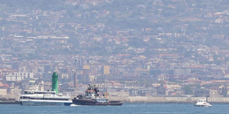 Napoli, aliscafo va a sbattere contro il molo: 28 feriti