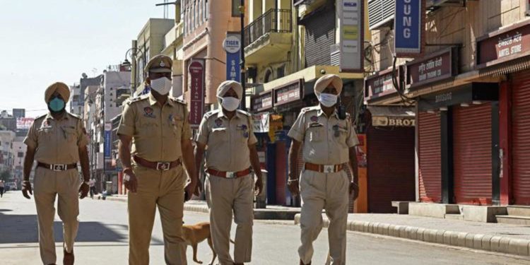 In carcere in India per non aver pagato visto, la madre: “Aiutateci a farlo uscire”