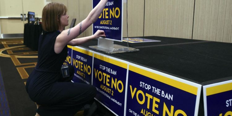 Kansas, bocciato referendum per annullare diritto aborto