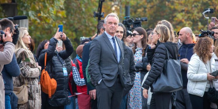 Facebook e Instagram rimuovono account ong no vax di Robert Kennedy Jr