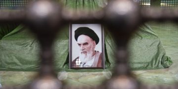 Salman Rushdie, la fatwa di Khomeini che lo condannava a morte