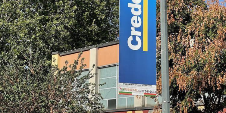 Milano tappezzata con manifesti giallo-blu e la scritta ‘credo’, campagna pro-Kiev o elettorale?
