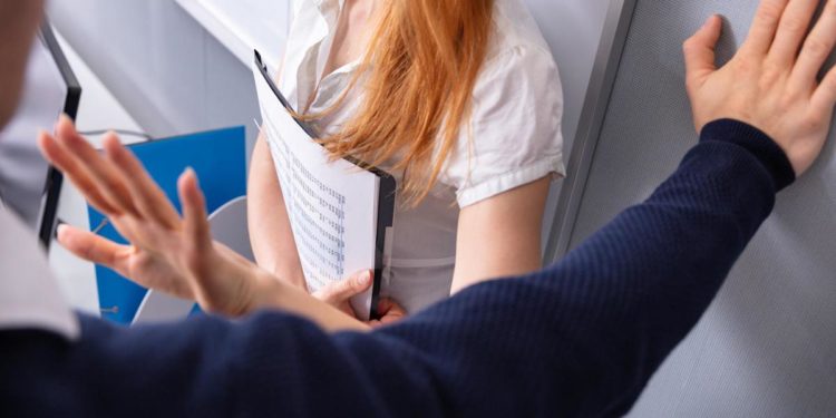Lavoro, più di una donna su 2 vittima di molestie o discriminazioni