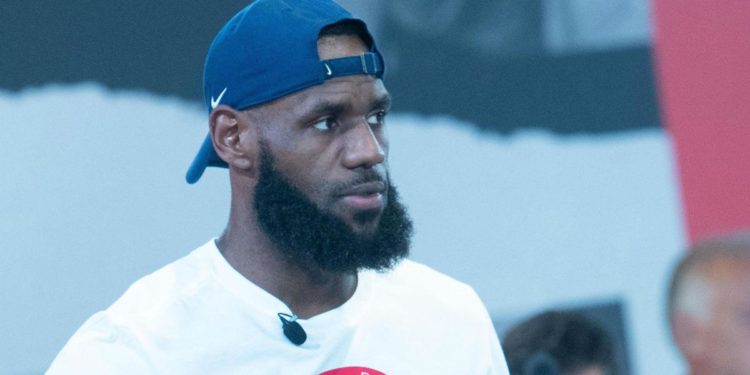 Nba, LeBron James rinnova contratto con i Lakers: è record