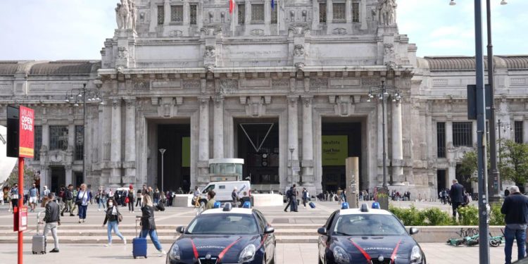 Milano, deruba un uomo e ne ferisce due che intervengono: arrestato