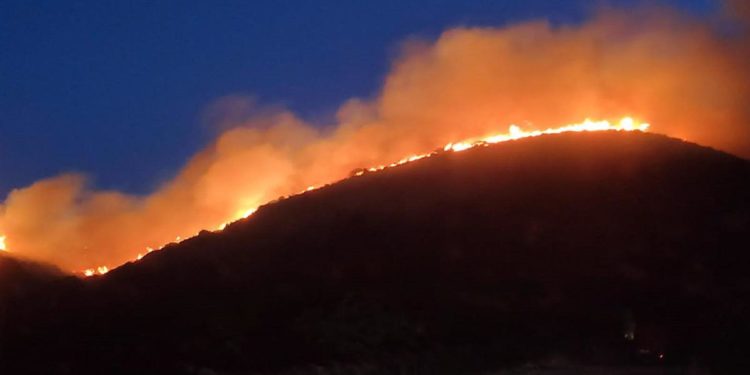 Incendi Pantelleria, ancora focolai sull’isola: in azione i Canadair