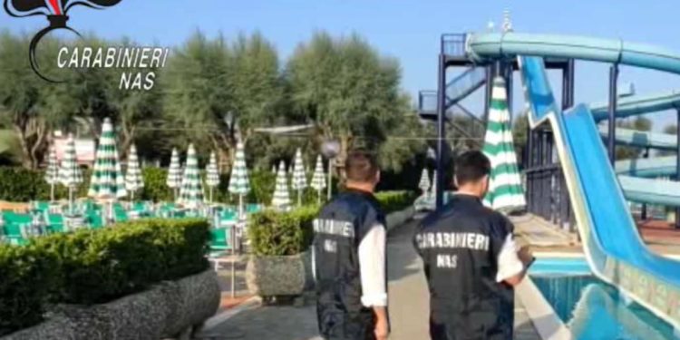 “Piscine piene di batteri fecali”, chiusi 10 parchi acquatici