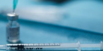 Covid, Ema: avviata revisione su vaccino Pfizer adattato a Omicron 4-5