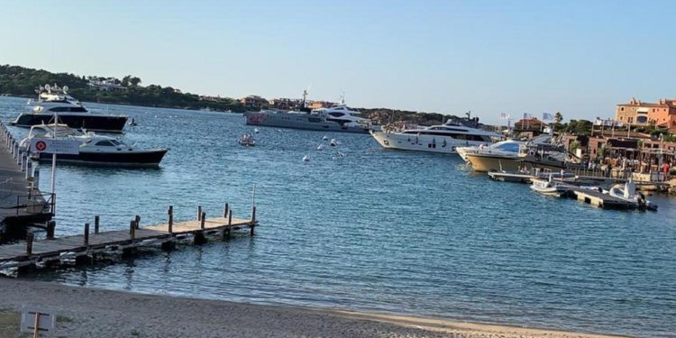 Porto Cervo, yacht si schianta sugli scogli: un morto e 3 feriti