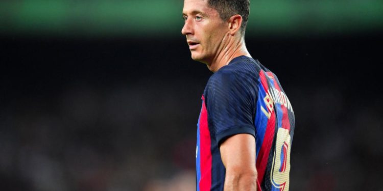 Barcellona, Lewandowski derubato mentre firma autografi