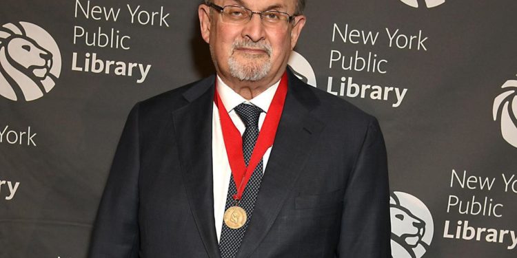 Salman Rushdie aggredito a New York