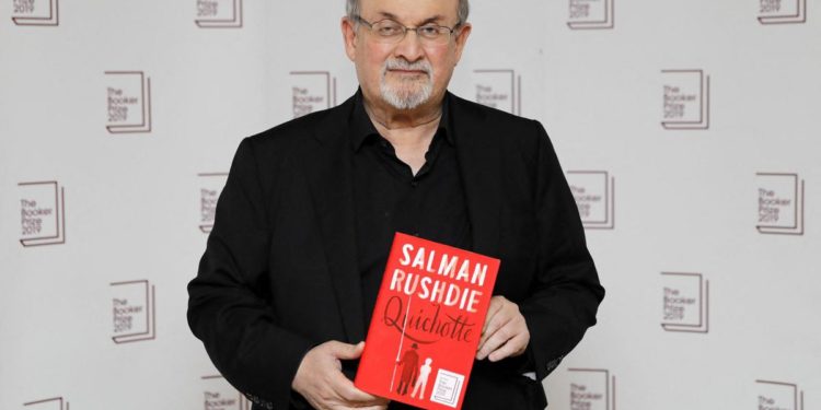 Salman Rushdie operato, rischia di perdere un occhio