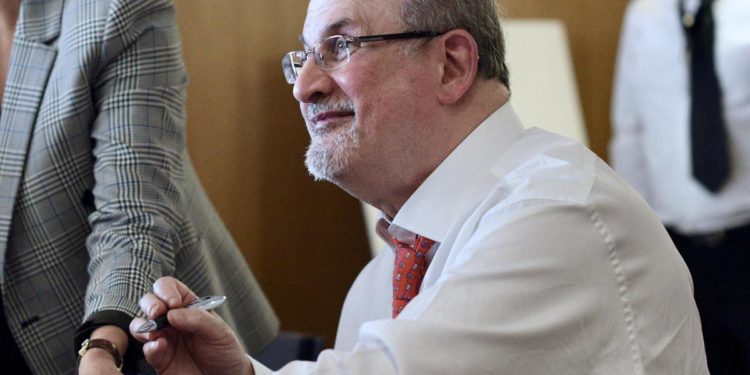Salman Rushdie, il figlio: “Ferite gravi, ma umorismo intatto”