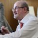 Salman Rushdie, il figlio: “Ferite gravi, ma umorismo intatto”