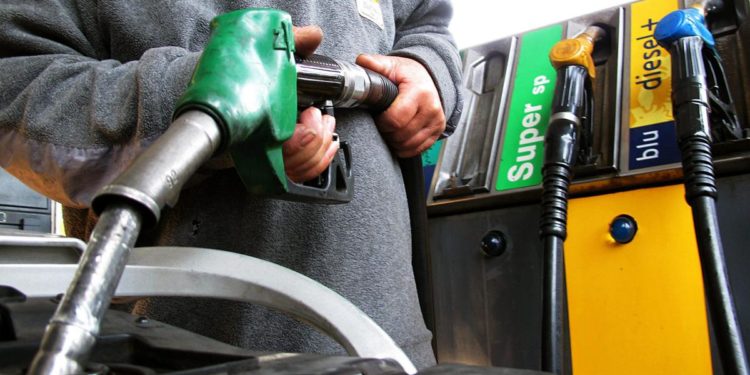Carburanti, prezzi medi in calo per benzina e diesel oggi