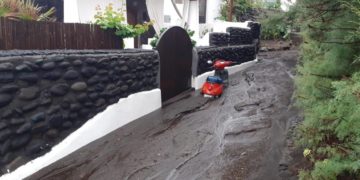 Nubifragio su Stromboli, acqua e fango invadono strade e case