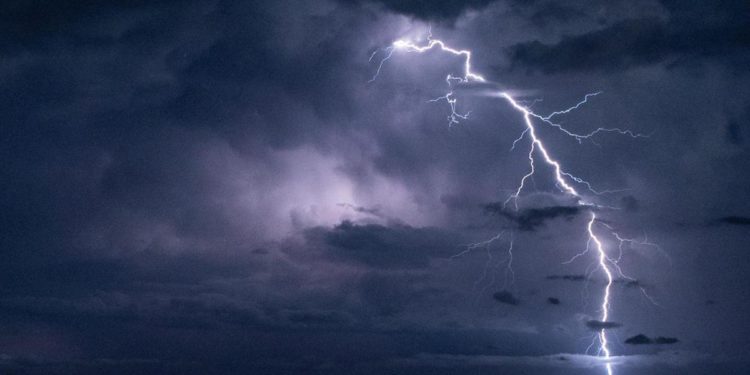 Agricoltore colpito da fulmine mentre controlla gregge, muore a 41 anni