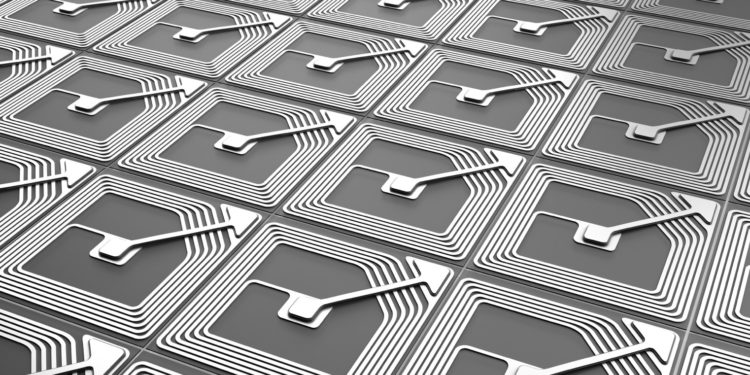 Come funzionano le etichette antitaccheggio? Lo abbiamo chiesto ad Etik90