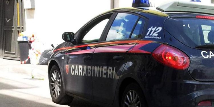 Cremona, vigilante la scopre a rubare: “Sesso con me o ti denuncio”