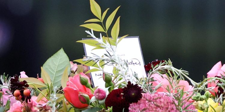 Funerali Regina Elisabetta, il biglietto di Carlo III sulla bara: cosa c’è scritto