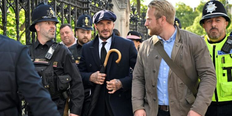 Elisabetta, Beckham in fila 12 ore per camera ardente