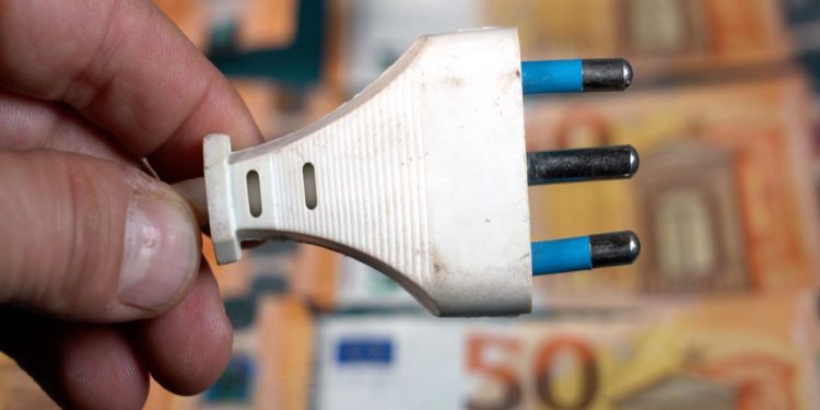 Bollette luce e gas, “rischio rialzi nel 2023: ecco come risparmiare”
