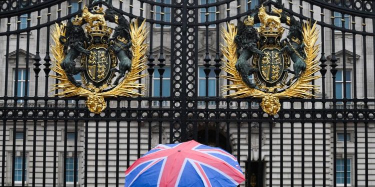 Elisabetta, certificato di morte: la regina è deceduta per vecchiaia