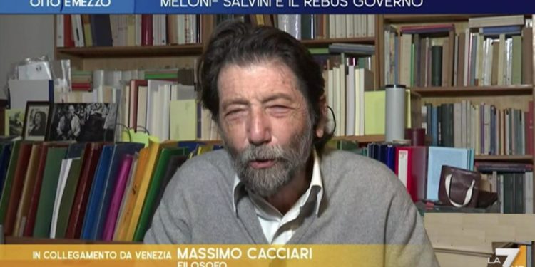 Governo, Cacciari: “Meloni non può dare ministero top a Salvini”