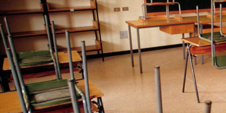 Benevento, prof arrestata per violenza sessuale su alunno 12enne