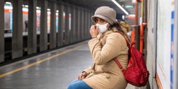 Stop mascherine su mezzi pubblici e ospedali, Pregliasco: “Situazione lo permette”