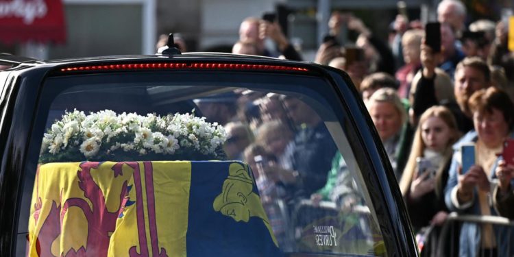 Elisabetta, l’ultimo viaggio della Regina: prima tappa Edimburgo