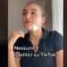 La tiktoker asfalta i politici: “Andate via da questo social!”
