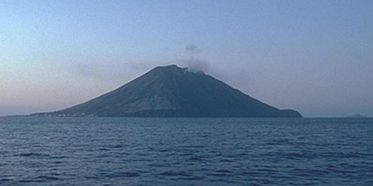 Stromboli, piccole esplosioni e lapilli su Sciara del Fuoco