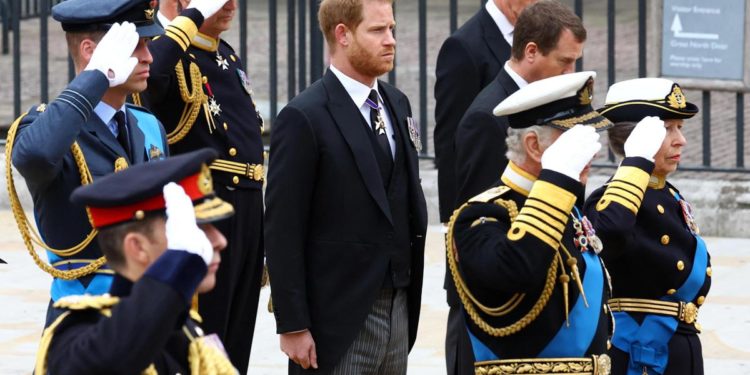 Elisabetta, ai funerali Harry e Andrea senza divisa