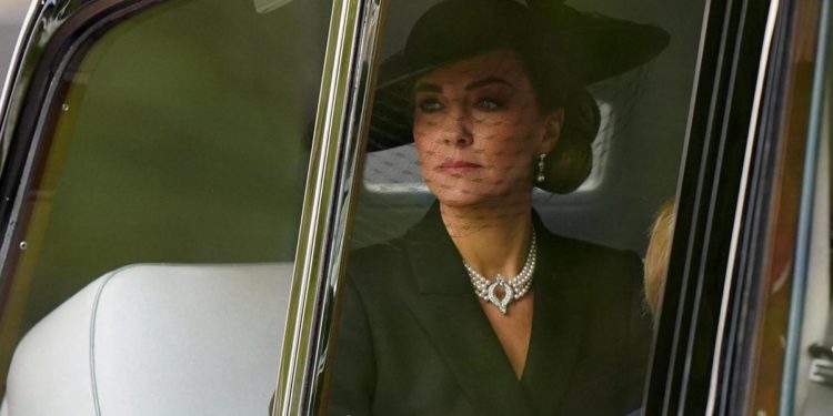 Elisabetta, perle come lacrime: Kate omaggia la regina indossando i suoi gioielli
