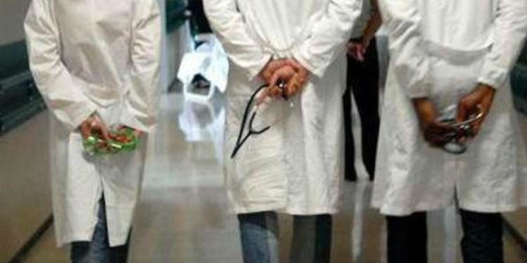 Sanità pubblica, entro il 2027 circa 47.300 medici in meno
